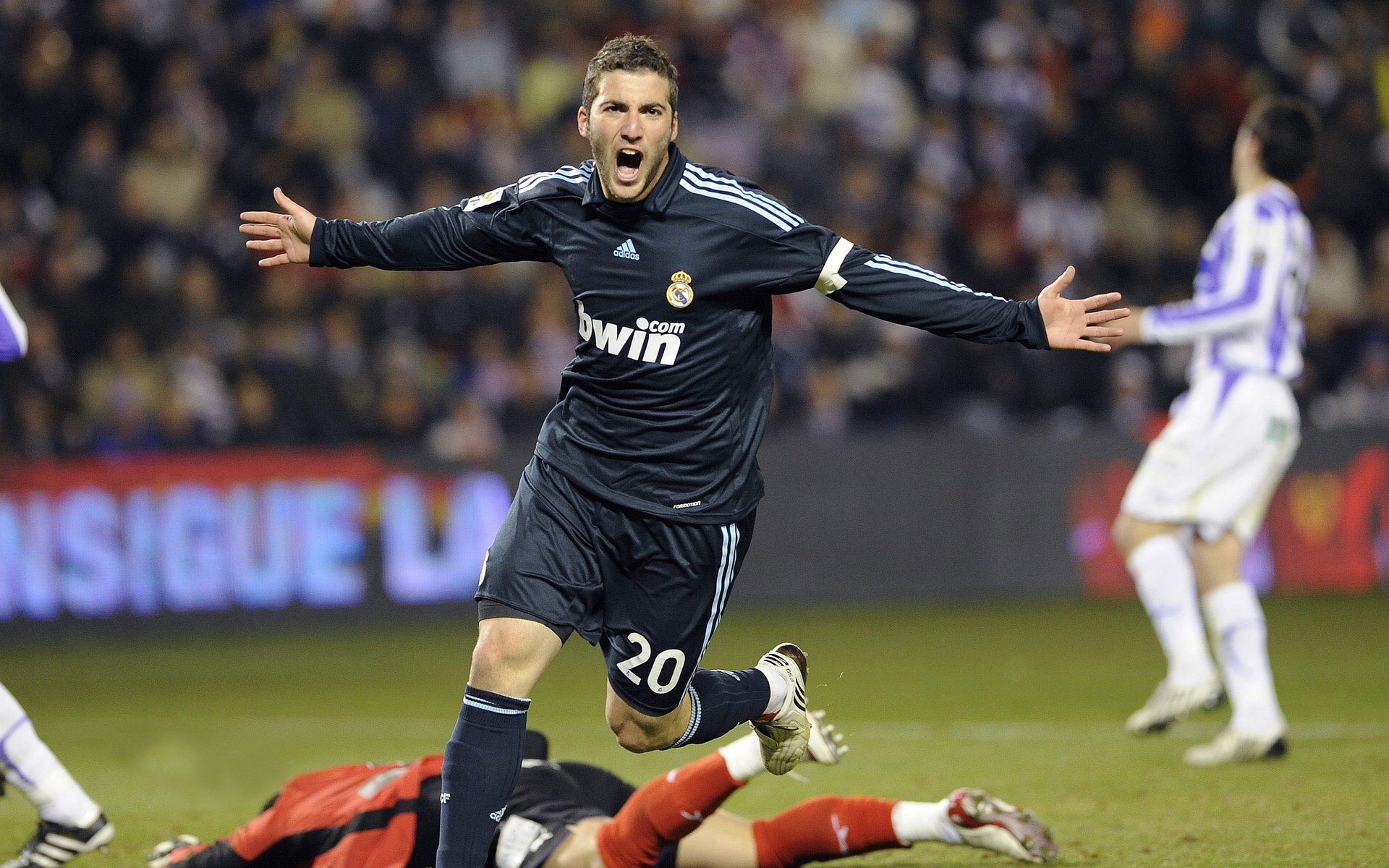 运动员的日常：训练场上的真实写照，运动员训练过程描写